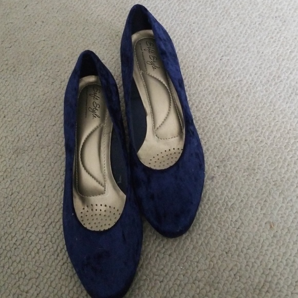 Shoes - Picture 7 of 8